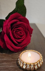 Bougeoir en métal avec bougie chauffe-plat de style Ghoongroo tonifié Jhumka avec accents de cristal-Luxueux décor à la maison - Product Image 3