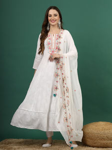 Vêtements de créateur indiens traditionnels brodés Anarkali Kurti pantalon assorti avec des ensembles Dupatta en organza aux prix de gros - Product Image 2