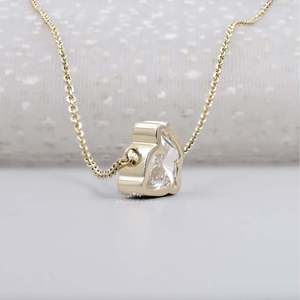 Collar con Colgante de Conejo con Diamantes en Oro Amarillo - Product Image 3