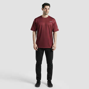 เสื้อฟุตบอลเยาวชนทรงโอเวอร์ไซส์สีแดงเลือดหมู รุ่น 'All Jersey' ปี 2026 ผ้าโพลีเอสเตอร์พิมพ์ลายแบบ Sublimation พร้อมกางเกงขาสั้น ชุดกีฬา - Product Image 3