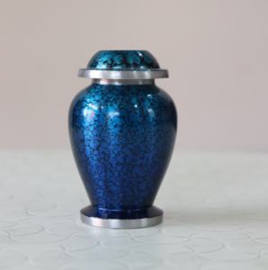 Urne funéraire artisanale en aluminium pour cendres d'animaux de compagnie, commémoration de luxe avec design personnalisable, construction métallique de haute qualité - Product Image 3