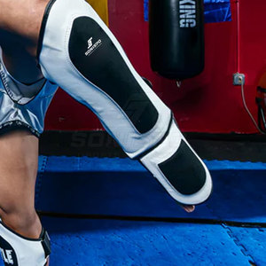 Espinilleras de boxeo de cuero de fabricante pakistaní para adultos MOQ bajo precio barato equipo de protección - Product Image 2