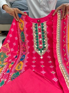 Conjunto Kurta para Mujer en Tela Chinon Pura con Bordado a Mano con Espejo Real, Atuendo Tradicional Elegante, Perfecto para Fiestas y Eventos Festivos - Product Image 5