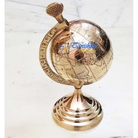 Globe terrestre miniature vintage en laiton poli, base en arche, design Art Déco fait main, objet éducatif, cadeau pour la maison ou le bureau