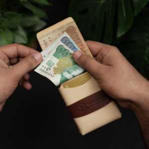 WF Leathercraft No. 101 All-in-One <b>Card</b> <b>Wallet</b> Vegetable-Tanned Leather Brown Combination 5 Year Warranty Fairtrade Certified - Product Image 6