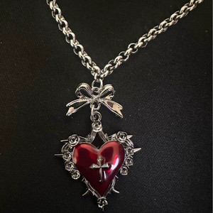 Collana con Ciondolo a Cuore Geometrico a Croce con Spine per Donna, Stile Retrò Unico, Catena Trendy con Fiocco Dolce, Realizzata in Lega di Zinco e Perle - Product Image 2