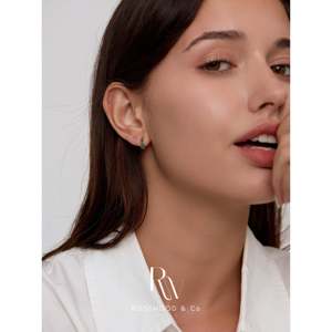 Orecchini a perno delicati in oro vermeil con serpente verde, orecchini a cerchio a forma di serpente ipoallergenici con pavé, regalo per lei - Product Image 2