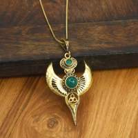 Collier Pendentif Scarabée Égyptien Ailé en Laiton Doré avec Agate Verte et Pierre Cornaline Rouge, Symbole Triquetra, Bijou Spirituel