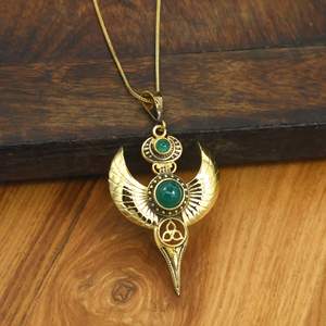 Collier Pendentif Scarabée Égyptien Ailé en Laiton Doré avec Agate Verte et Pierre Cornaline Rouge, Symbole Triquetra, Bijou Spirituel - Product Image 2
