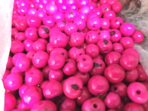 Perles artisanales en graines d'açaï fuchsia – Perles écologiques pour colliers, bracelets et boucles d'oreilles - Product Image 1