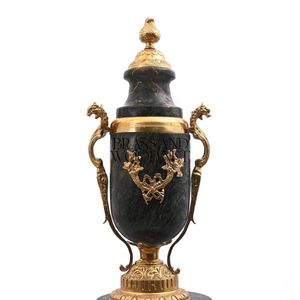 Ensemble de vase et piédestal en marbre vert foncé de luxe avec des accents en laiton doré orné - Product Image 2