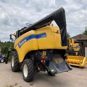 Discover quality New holland CX7090 combine <b>harvester</b> builds equipped with an FPT Cursor 9 engine and a deluxe cab zone - Product Image 2
