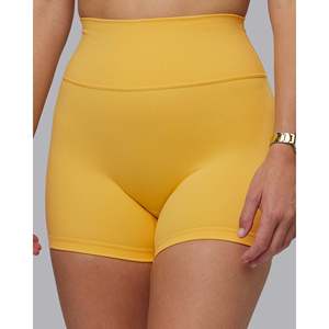 Shorts Ultra High-Rise 4 de Mujer Fusion, Estilo Banana, Color Crema - Product Image 2