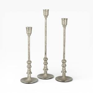 Juego de Portavelas Altos de Metal Plateado Martillado con Diseño Clásico Vintage para una Decoración del Hogar Elegante y Única - Product Image 1