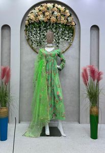 Beau costume de créateur-intérieur avec Pent et Dupatta avec impression numérique et travail à la main - Product Image 4