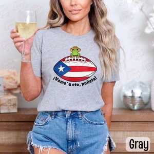 Maglietta Sportiva Boricua Football Pride, T-Shirt Coqui per il Giorno della Partita, per Tifosi di Porto Rico, Abbigliamento Sportivo, Regalo per Fan Boricua - Product Image 1