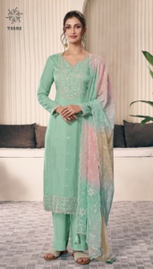 Costume Salwar Kameez en soie Moonga de fil fantaisie de qualité supérieure avec travail de séquence de broderie disponible à la vente - Product Image 3
