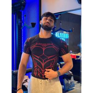 Camiseta de Compresión de Manga Corta para Hombre con Estampado por Sublimación - Tejido de Punto Ligero (72% Poliamida, 21% Poliéster, 7% Elastano) - Product Image 4