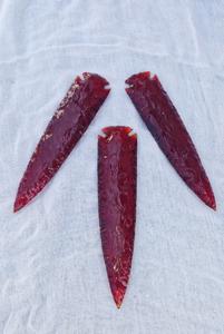 หินออบซิเดียนสีแดงทำมือ รูปทรงหัวลูกศร ขนาด 4 นิ้ว รูปทรงพระจันทร์เสี้ยว สำหรับบำบัดรักษา ดีไซน์และขนาดที่เป็นเอกลักษณ์ - Product Image 2