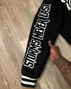 เสื้อแจ็คเก็ตวาร์ซิตี้ทรงสลิมสำหรับผู้ชาย ฤดูหนาว ออกแบบมาสำหรับสตรีทแวร์และกีฬา เนื้อผ้าระบายอากาศได้ดี แฟชั่นเสื้อผ้ากีฬา ทนทาน ด้านหน้า - Product Image 4