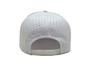 Gorra Snapback Blanca Lisa al por Mayor con Cuerda Roja y Agujeros Cortados con Láser, Gorra de Alto Rendimiento con Base para Bordado Personalizado - Product Image 4