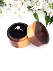 NICE HECHO A MANO NATURAL BODA CAJA DE ANILLO DE MADERA SÓLIDA Compromiso Nogal Madera Boda Pequeño Anillo único Titular Grabado - Product Image 6