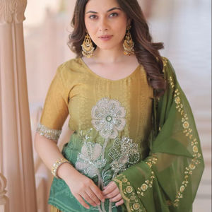 Conjunto de Salwar Kameez Tradicional Indio y Pakistaní de Muselina Pesada y Seda Georgette para Fiestas, de Proveedor Mayorista - Product Image 5