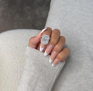 Anillo de Diamante Cultivado en Laboratorio de 9.00 Quilates, Corte Radiante, Claridad F VVS1 VVS2, Halo Pavé y Aro Dividido, Certificado IGI, Oro Blanco de 18k - Product Image 4