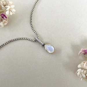 Colgante de piedra lunar genuina con acento de topacio blanco Collar de cristal curativo de corte de pera de Plata de Ley 925 Regalo pensativo para ella - Product Image 3