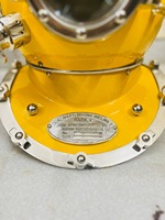 Casque de plongée vintage en laiton jaune, objet décoratif |   Casque de plongée antique pour les profondeurs marines