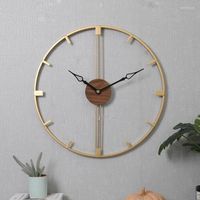 Horloges murales en fer robustes pour un style intérieur intemporel avec cadran artisanal et construction métallique vintage