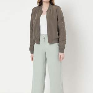 Blouson Bomber Femme de Qualité Supérieure, Veste Extérieure Zippée Décontractée, Coupe-Vent Respirante en Tissu 100% Polyester, Logo Personnalisé, Léger - Product Image 6