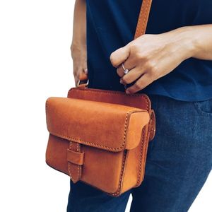 Bolso bandolera de cuero hecho a mano compacto, bandolera de caramelo atemporal para un estilo sin esfuerzo, pequeño pero elegante con un acabado natural - Product Image 6