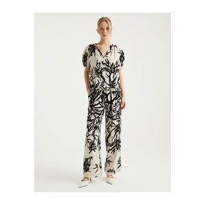 เสื้อถักผู้หญิง BGN วิสโคส คอวีพิมพ์ลาย แต่งระบาย รุ่น S23B337 - Product Image 1