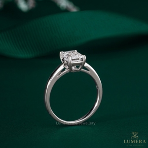Anillo de Compromiso Solitario con Moissanita/Diamante de Laboratorio con Corte Esmeralda, Certificado por IGI, en Oro Blanco de 14K con Engaste de Platino para Mujer - Product Image 3