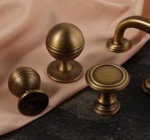 Vinahardware Meubles Quincaillerie Meubles Poignées et boutons de meubles Poignée Bouton en cristal simple Poignée de couleur en laiton Armoire ronde - Product Image 1