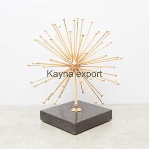 Sculpture en métal en aluminium de style art moderne plaqué or avec base en marbre blanc - Product Image 2