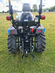 Tracteur agricole Solis 4x4, roue motrice bleue, niveau de sécurité élevé - Product Image 6
