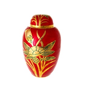 Urna de cremación pulida brillante de latón de tamaño personalizado, urnas para adultos funerarias, urna de recuerdo dorada tallada a mano - Product Image 2