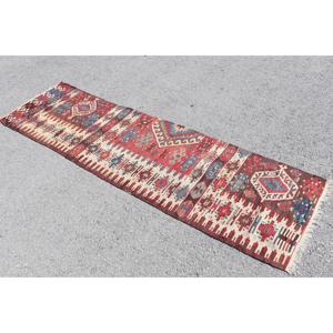 พรมวินเทจขนาด 2.3x8.6 ฟุต สีแดงตุรกี ลายโมร็อกโก ทำจากขนสัตว์ พร้อมแผ่นรองหลังทำจากยางพารา เป็นมิตรกับสิ่งแวดล้อม ดีไซน์แบบดั้งเดิม - Product Image 3