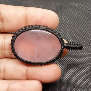 Colgante de Piedra de Cuarzo Rosa Más Vendido, Colgante de Hilo de Macramé con Cabujones de Joyería de Moda - Product Image 1