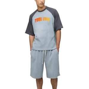 Conjunto cómodo de 2 piezas de camiseta y pantalones cortos con bloques de color, 100% algodón, para hombre, con logo personalizado, ropa de calle cómoda para hombre. - Product Image 1