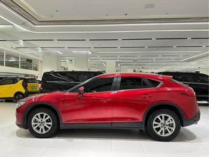 Changan Mazda CX-4 2017 R17 Traction avant Automatique Sièges en cuir Caméra de recul Conduite à gauche Intérieur sombre Bon état Voiture d'occasion - Product Image 4