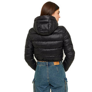 Chaqueta de burbujas recortada de Invierno para mujer de alta calidad, relleno de algodón y poliéster, chaqueta personalizable para mujer, venta al por mayor, logotipo de tu marca - Product Image 6