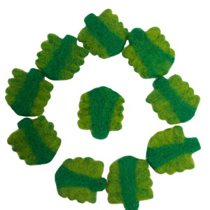 Créations festives d'arbre de Noël en feutre: délices fabriqués pour la décoration intérieure et les objets de collection ludiques - Product Image 1