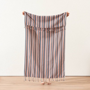 Serviette de plage turque rustique haut de gamme, rayures terre cuite et bleues, 100% coton Peshtemal, 40x70 pouces - Product Image 1