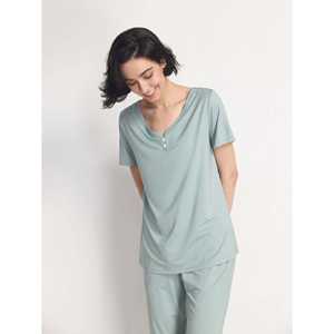 Ensemble de vêtements de détente d'été haut de gamme personnalisé : Robe de nuit à col en V et manches courtes & Pantalon court en bambou doux tricoté avec bordure en dentelle et élasthanne - Product Image 3