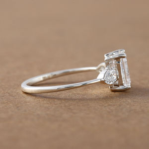 Emerald Cut Lab Grown Diamond Trois Stone Setting Luxueux Platine Bague de fiançailles Style tendance Bague cadeau pour femme IGI - Product Image 3