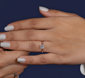 Bague de fiançailles en or 14 carats avec diamant de laboratoire taille princesse 1,00 CT VVS2 F certifié IGI plaqué rhodium Bijoux fins pour femmes - Product Image 5