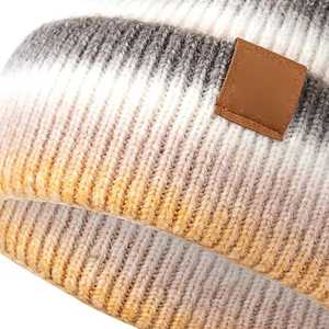 Bonnet d'hiver en tricot côtelé multicolore avec broderie 3D pour hommes et femmes. - Product Image 5